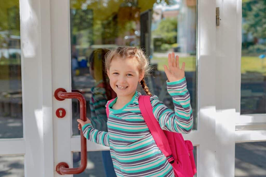 fillette avec cartable sur le dos