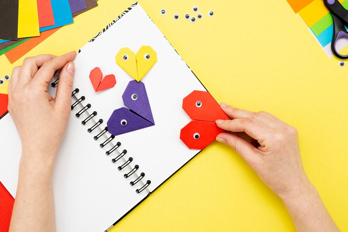 tutoriel pas à pas marque-page cœur origami