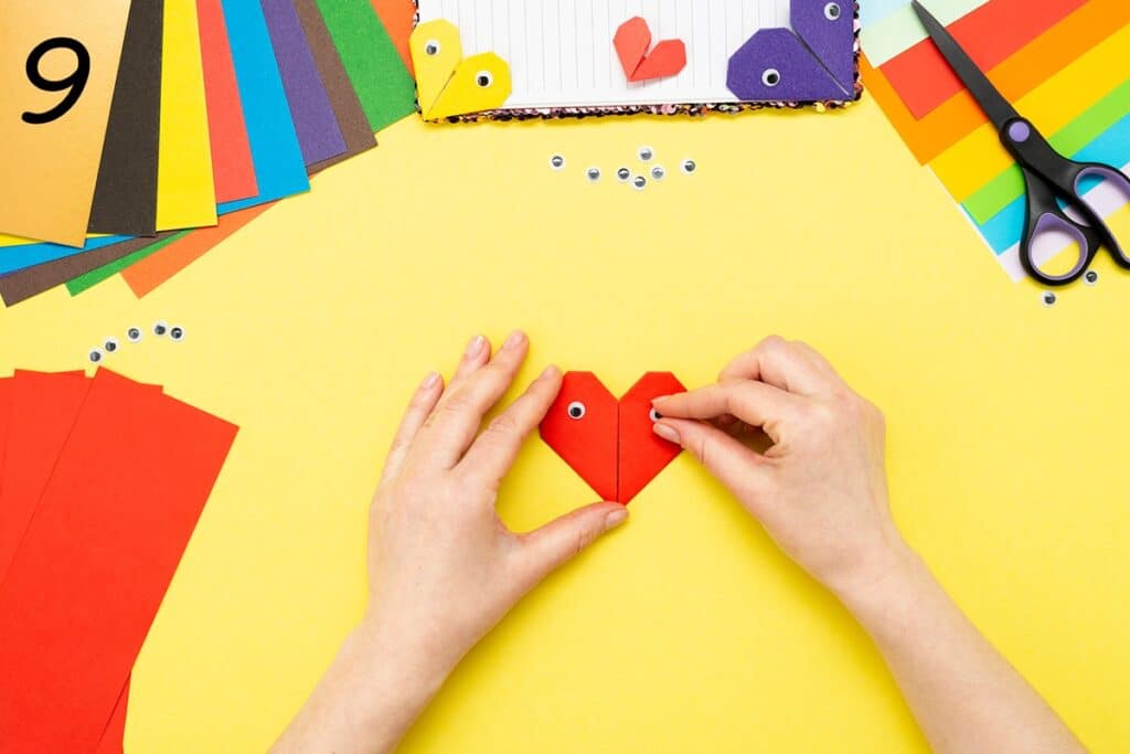 étape 9 marque-page coeur origami