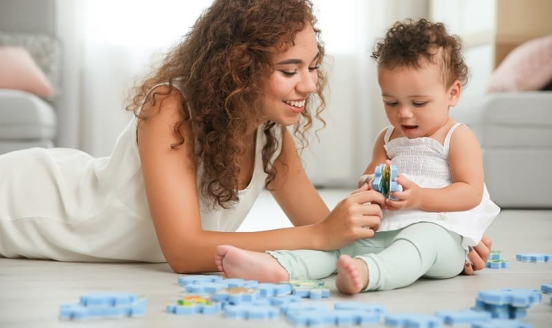 Jouets bébé pour développer le toucher