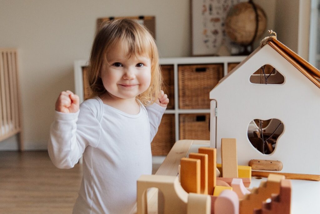 fillette joue avec des jouets montessori