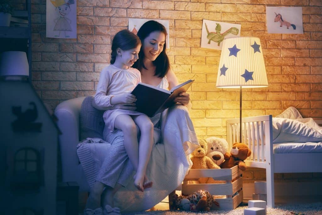 coin lecture enfant éclairé lampe sur pied