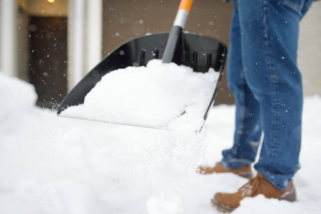 enlever neige allée à la pelle