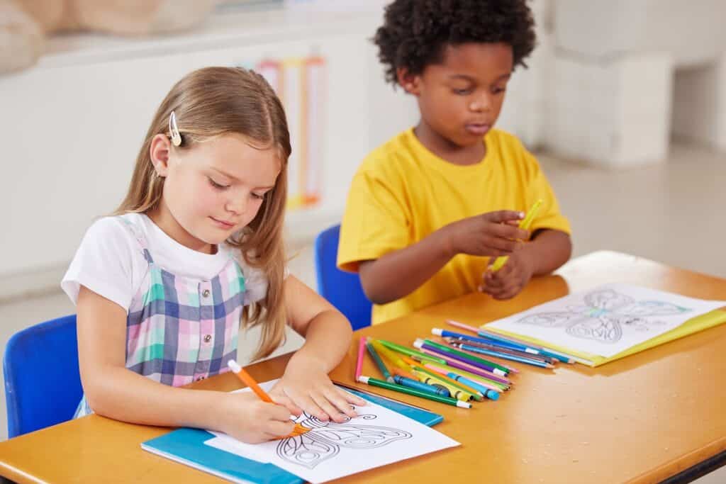 enfants qui font des coloriages