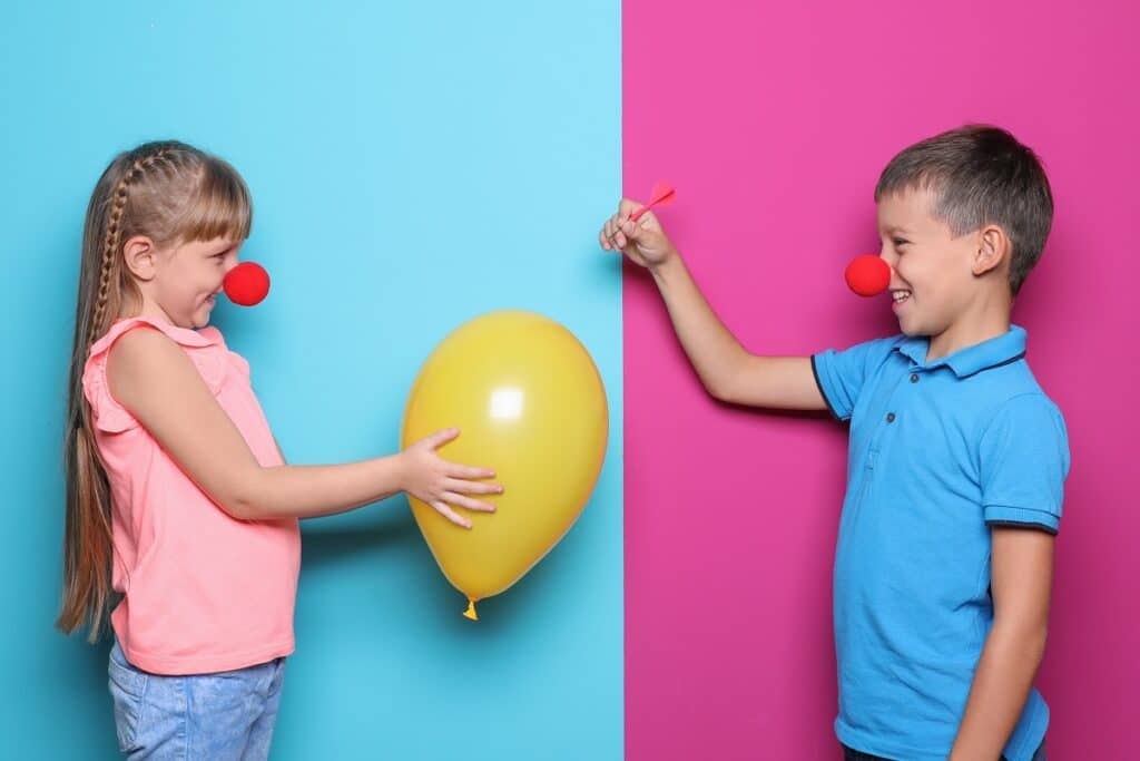 Pourquoi les ballons de baudruche à l'hélium finissent-ils par retomber ?