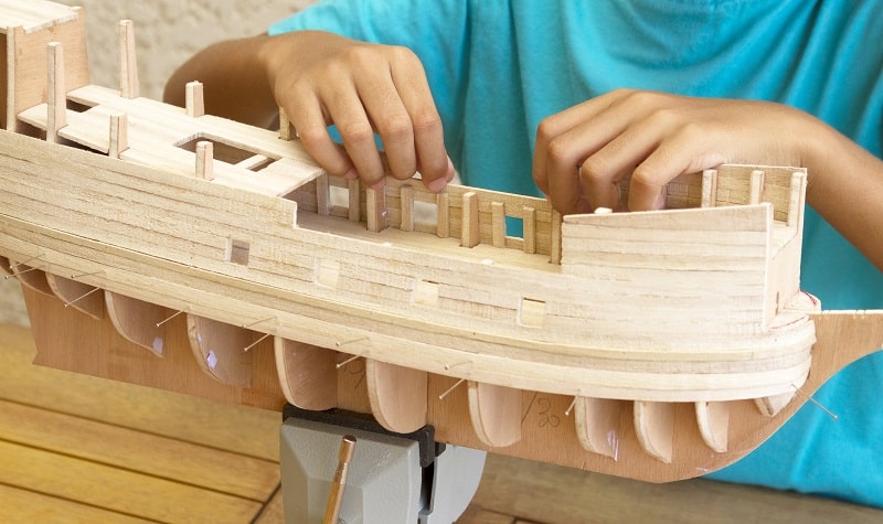 Pourquoi faire une maquette de bateau avec vos enfants est bon pour eux ?