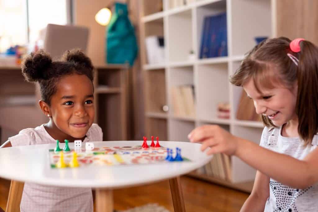 enfants jouent jeu de société