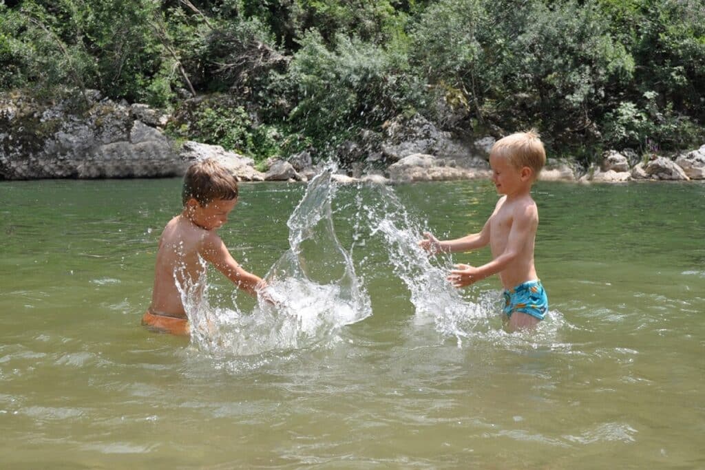 enfants se baignent rivière