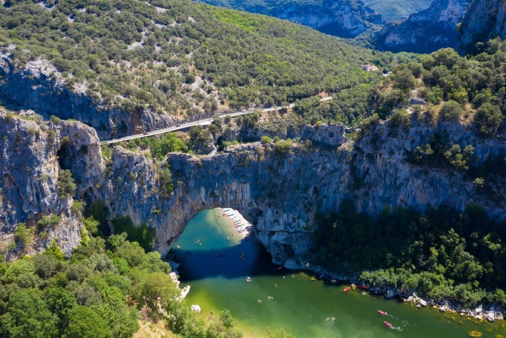 vue aérienne du pont d'arc