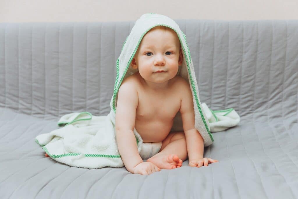 bébé avec une cape de bain