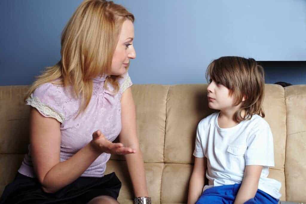 maman parle à son enfant