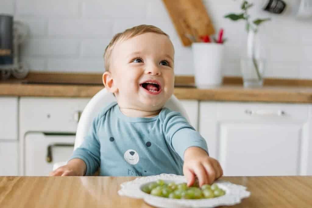 bébé mange du raisin