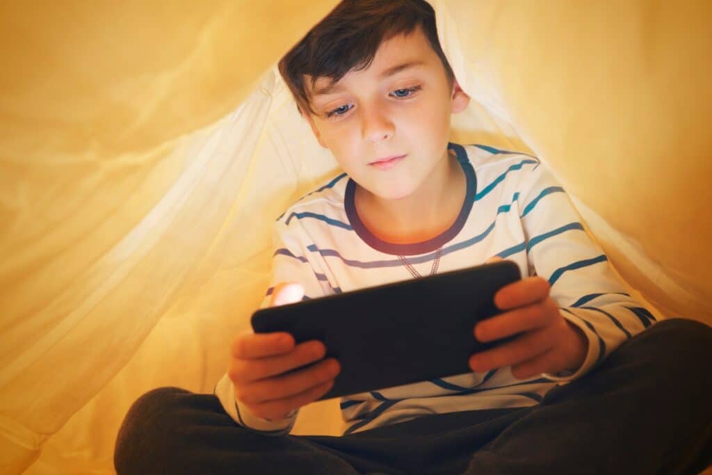 enfant jouant sur une tablette