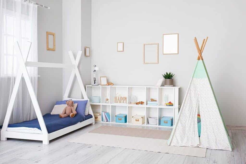 chambre enfant avec un lit au sol