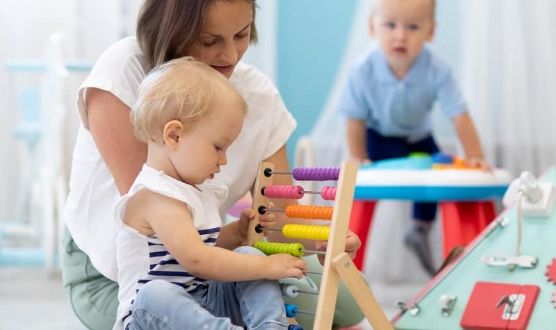 Quels professionnels travaillent dans une micro-crèche