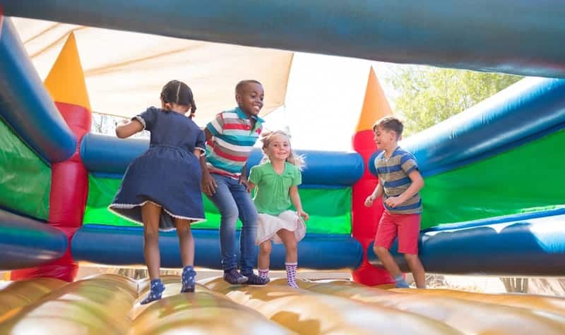 château gonflable star fêtes d'anniversaire enfants