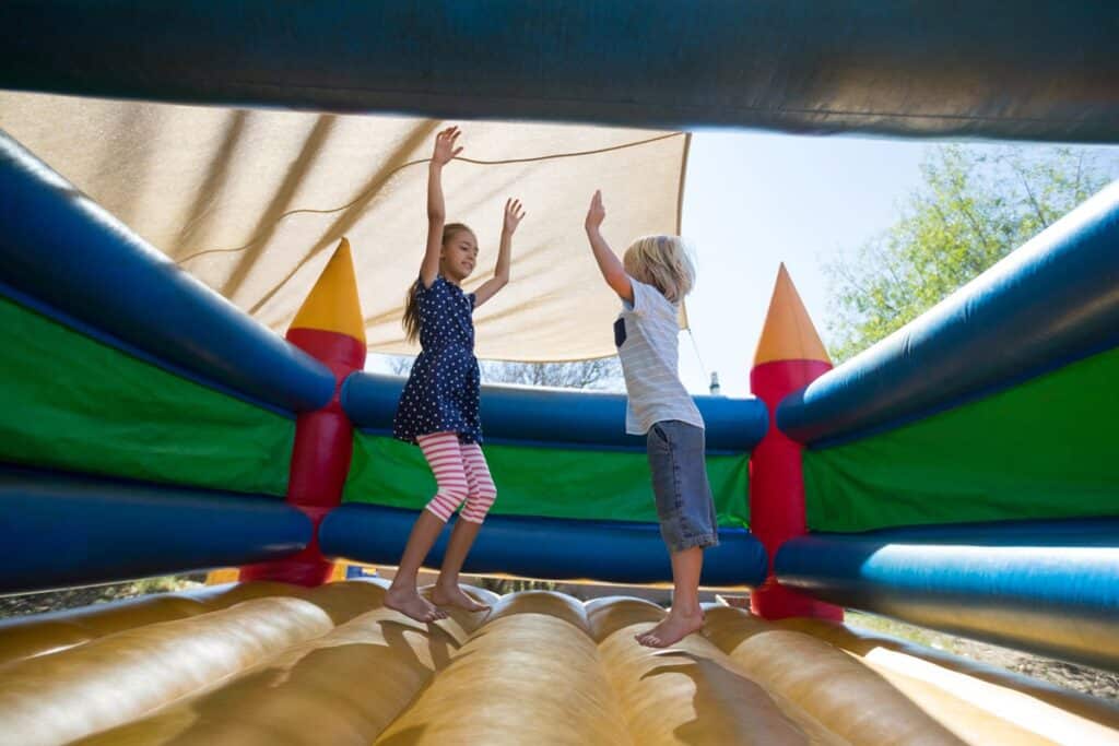 deux enfants sautent sur une structure gonflable