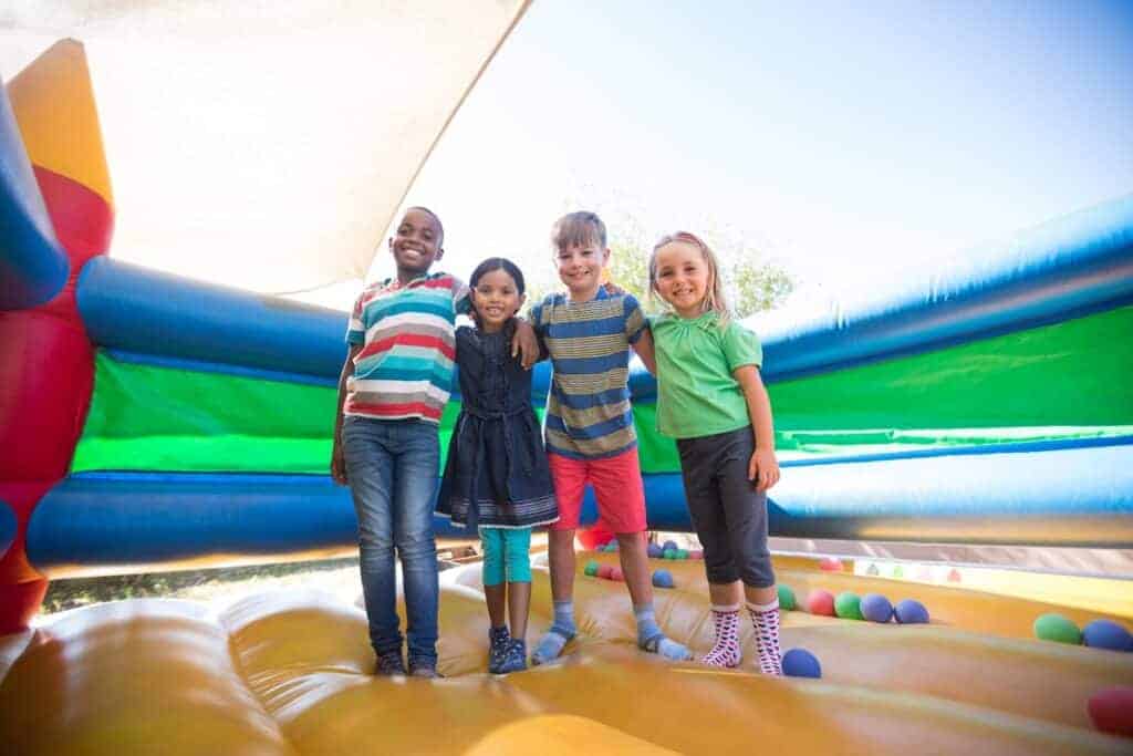 enfants dans un château gonflable