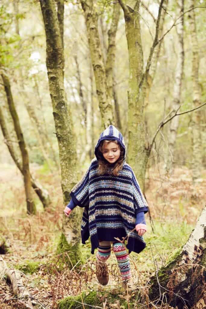 fillette avec un poncho en laine