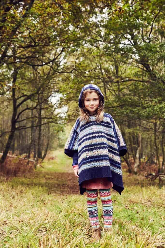 fille avec un poncho en laine