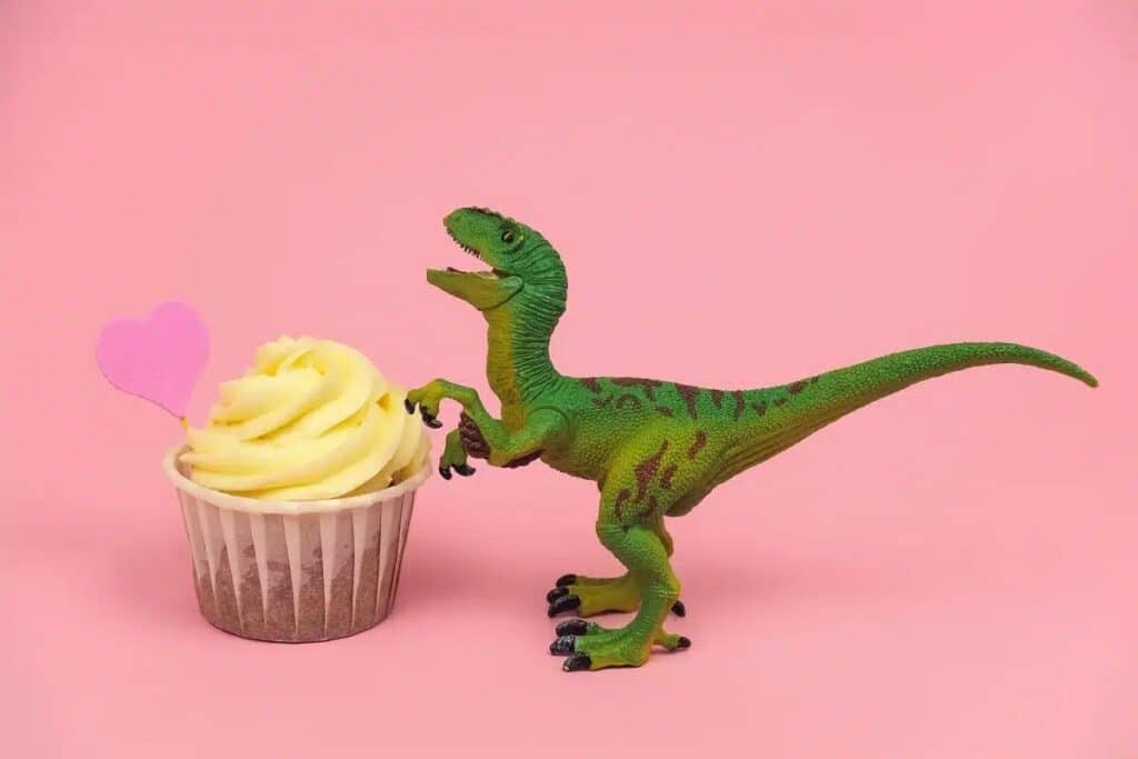 cupcake et dinosaure en plastique