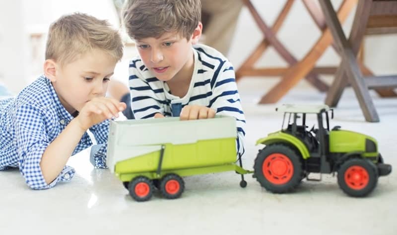 enfants jouant avec un tracteur miniature