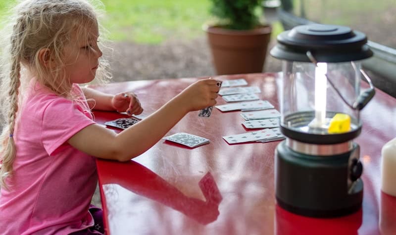 Bienfaits des jeux de solitaire pour les enfants