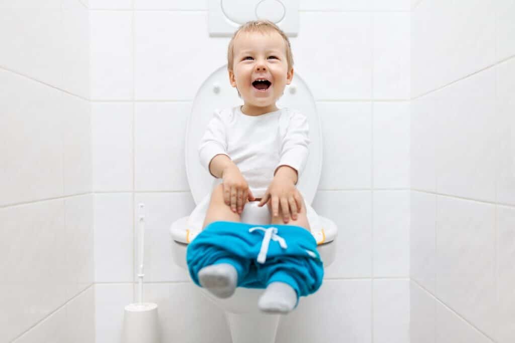 enfant heureux toilette