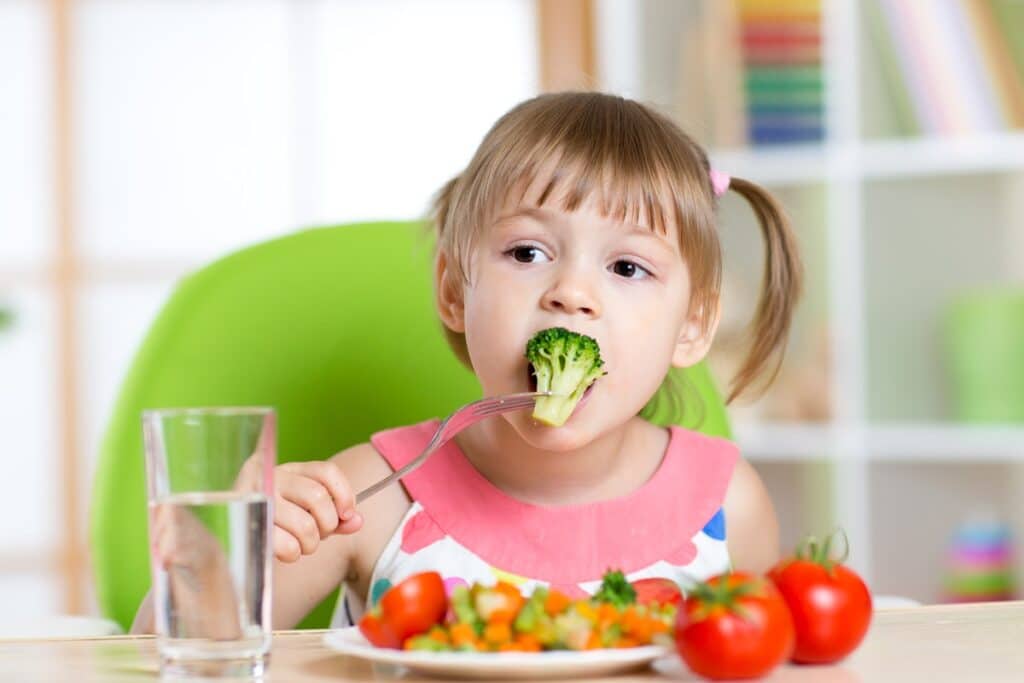 enfant mange brocoli