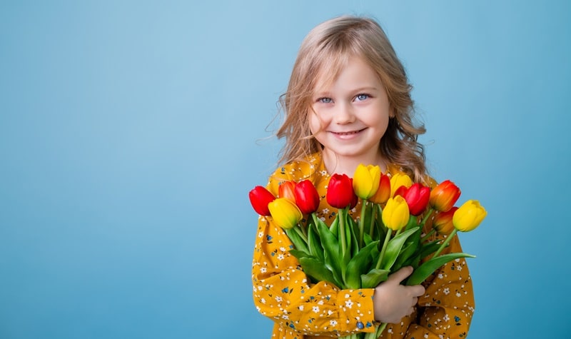 enfant avec un bouquet de tulipes