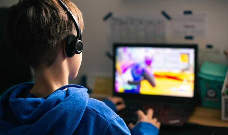 Virtuel vs réalité : l'impact psychosocial des jeux en ligne sur les enfants