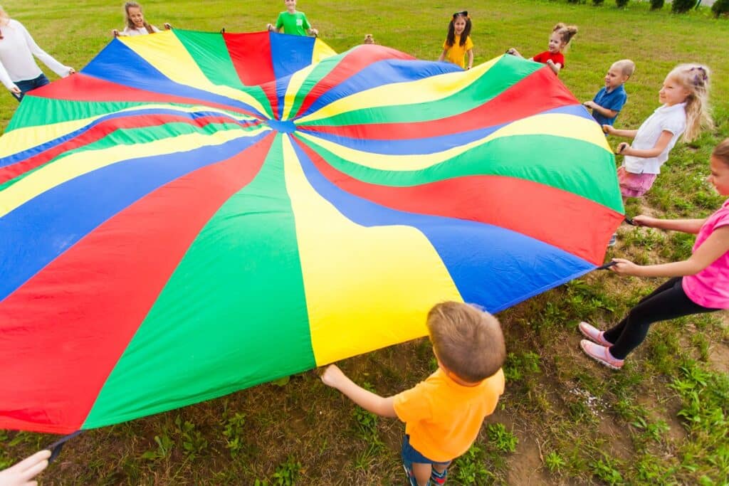 enfants jouant avec un parachute
