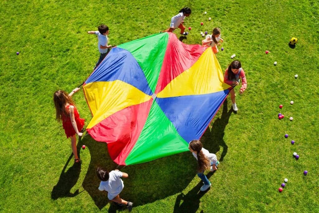 idées de jeux avec un parachute