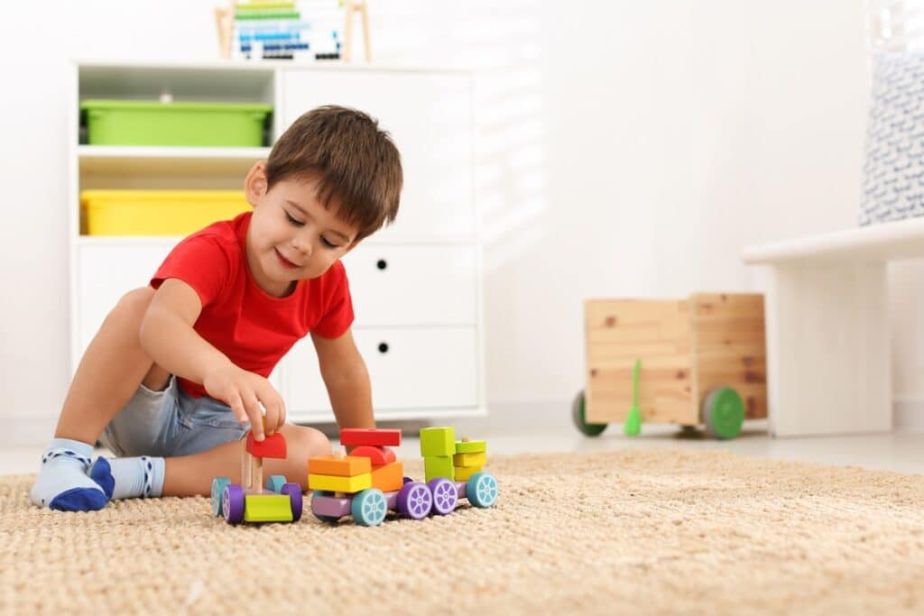 enfant jouant sur un tapis de sol