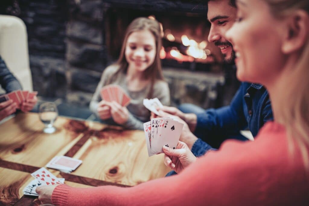 jeu de carte en famille autour d'une table