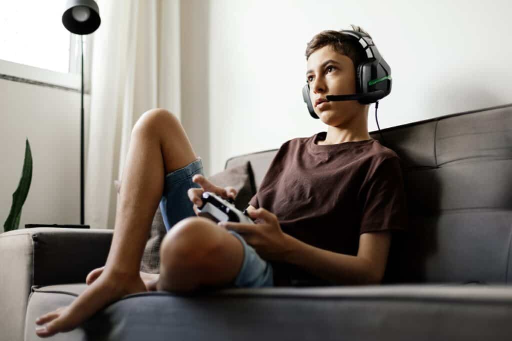 ado jouant à un jeu vidéo