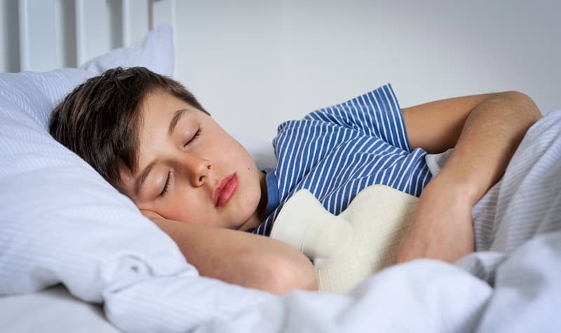 enfant avec une bouillotte