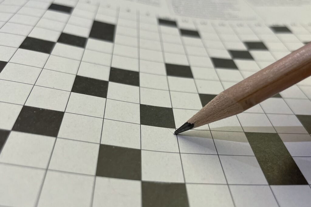 crayon gris sur un jeu de mots croisés