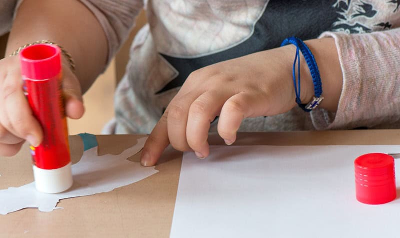 activité de collage enfant