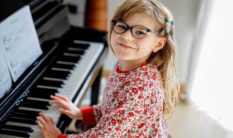 enfant devant un piano