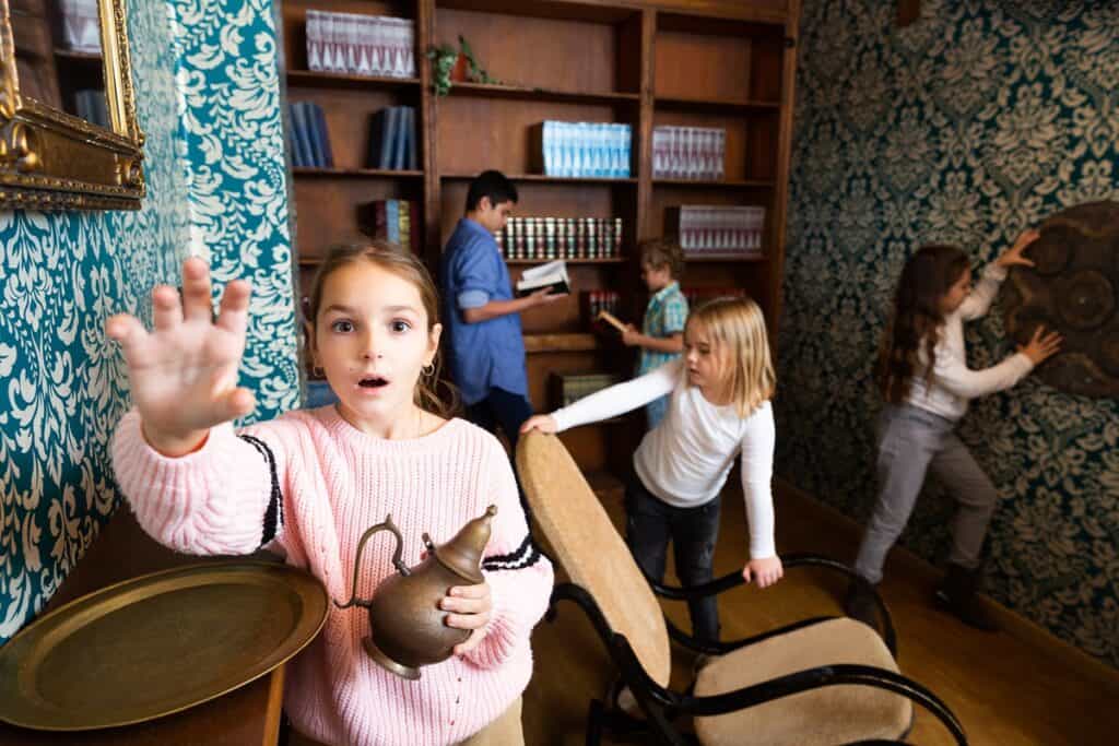 enfants qui participent à un escape game