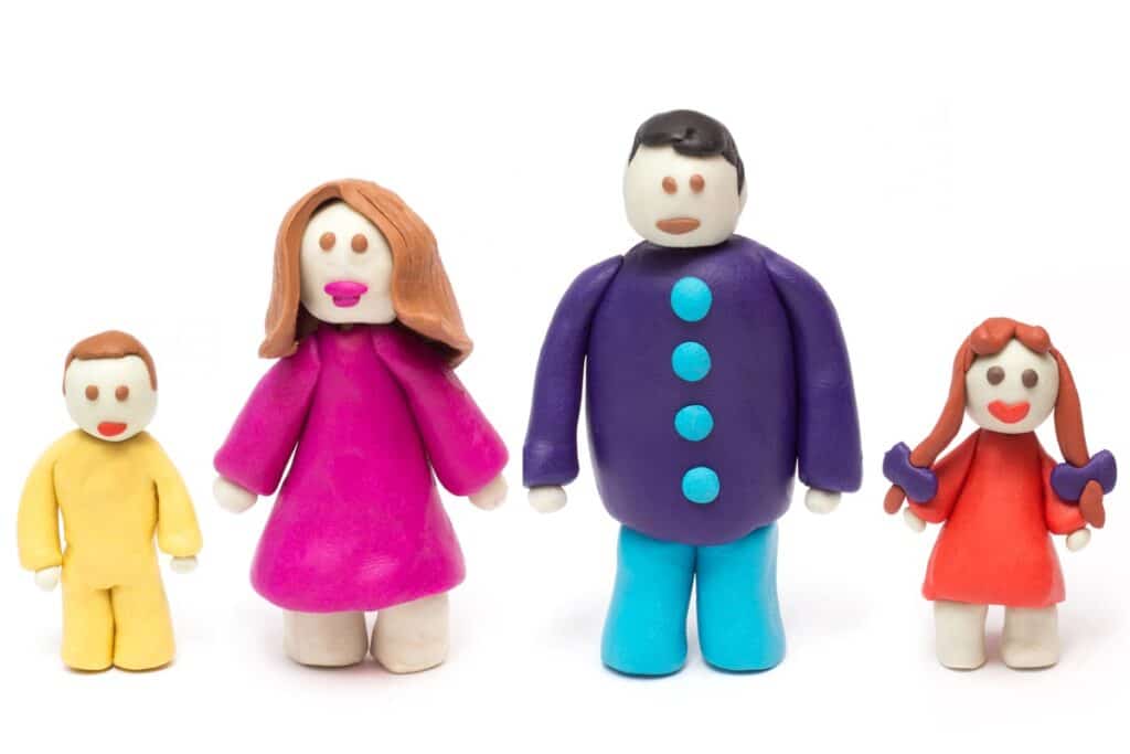 famille en pâte à modeler