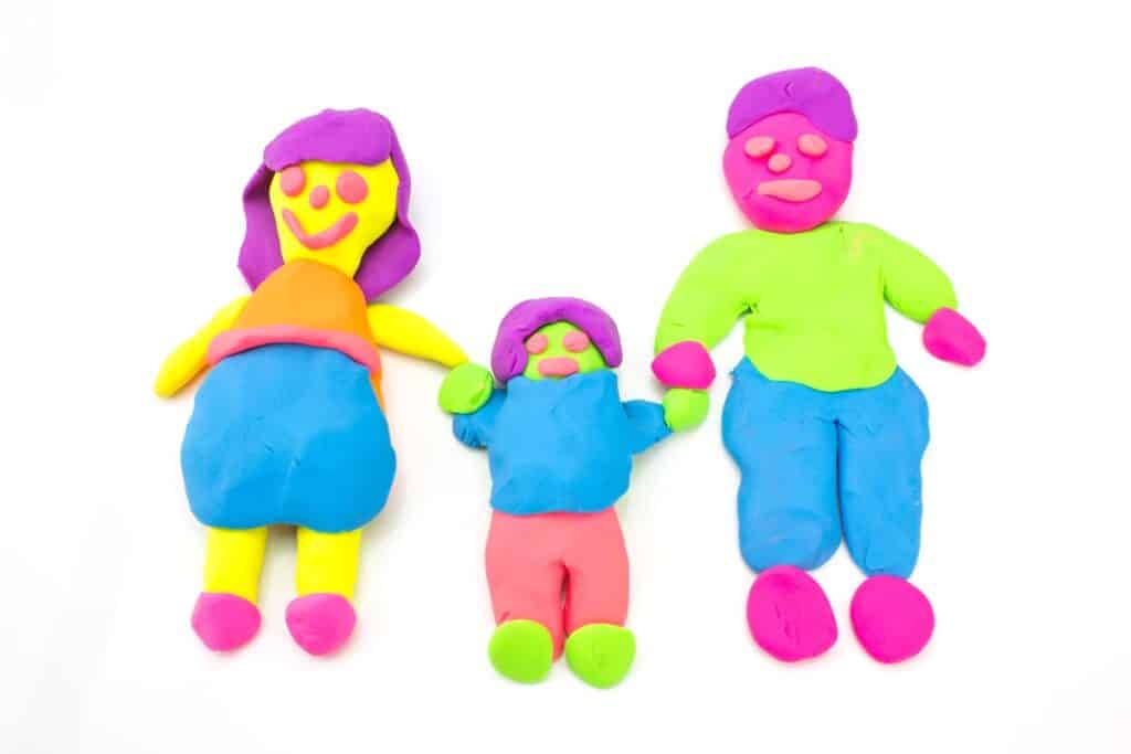 famille en pâte à modeler