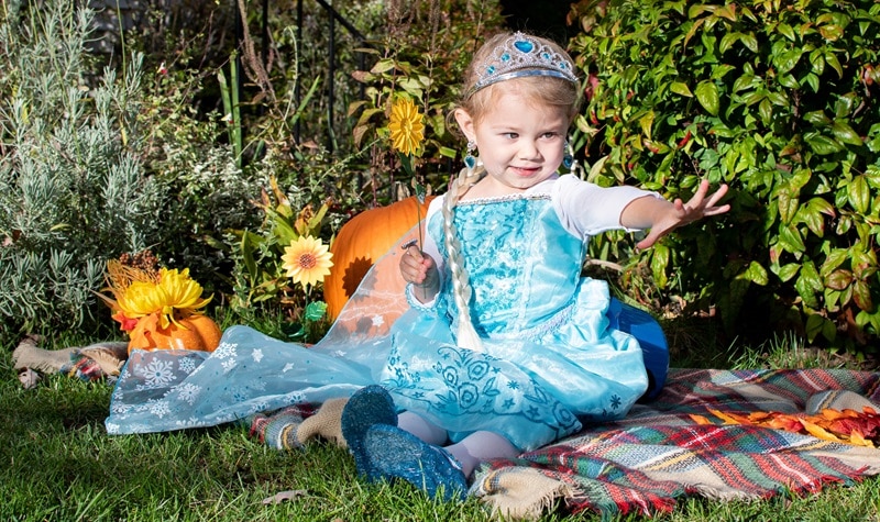 jeune fille déguisée en reine des neiges