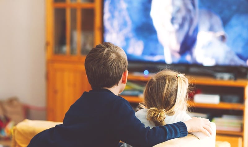 enfants regardent un documentaires sur les animaux