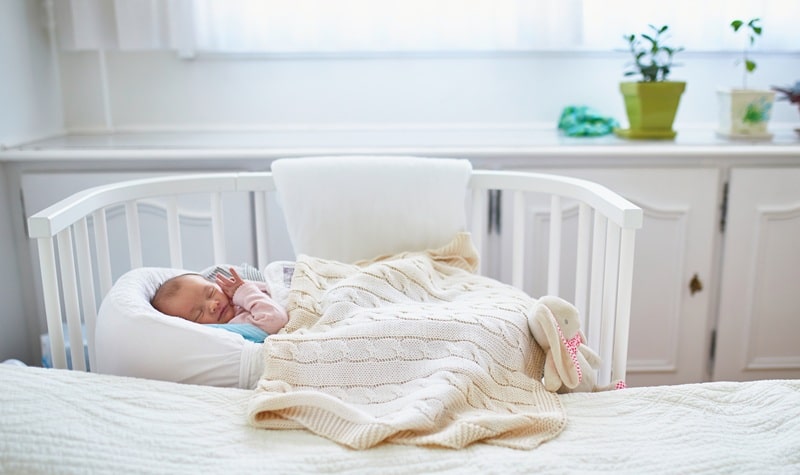 bébé dans un lit cododo