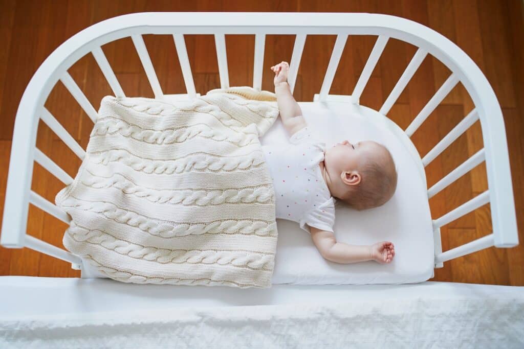 bébé dans un lit cododo