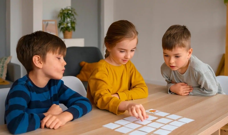enfants jouant à un jeu de cartes