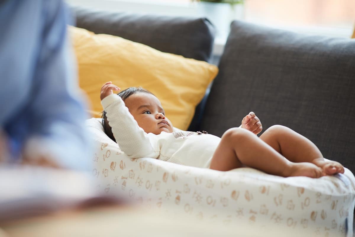 Bébé à la maison : comment préparer un cocon sûr sans transformer son salon en bunker