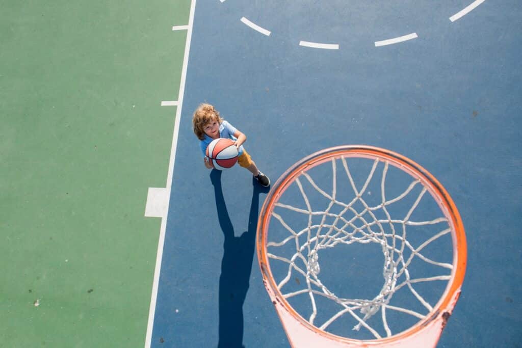 enfant joiuant dans un espace sportif en plein air